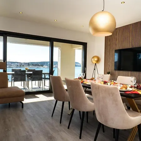 Glass Sea Apartment *