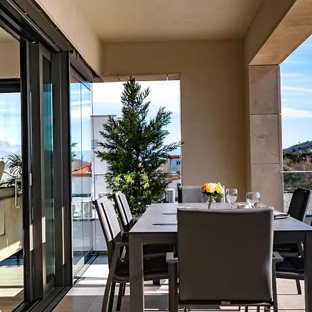 Glass Sea Apartment *