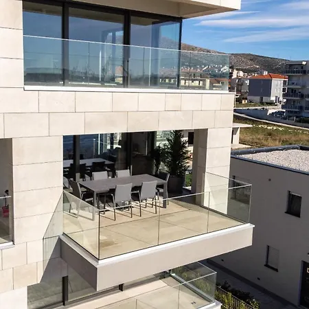 Glass Sea Apartment